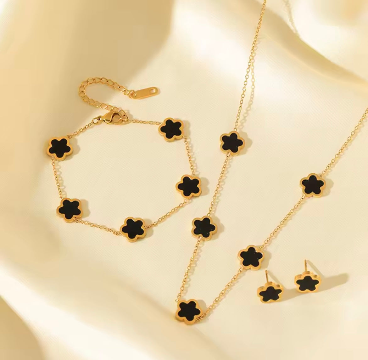 Clover Necklace Set